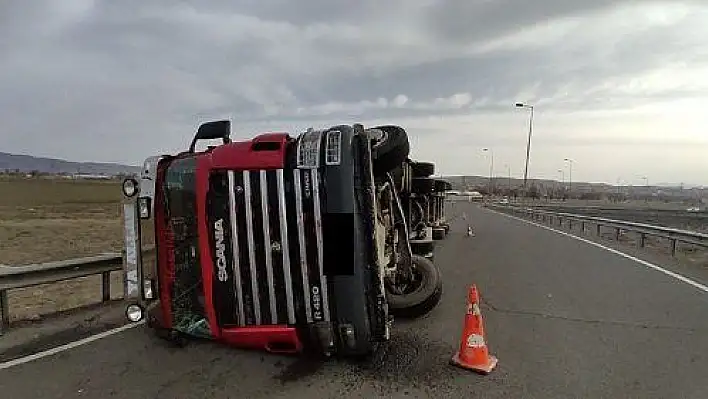 Kayseri'de virajı alamayan tır devrildi