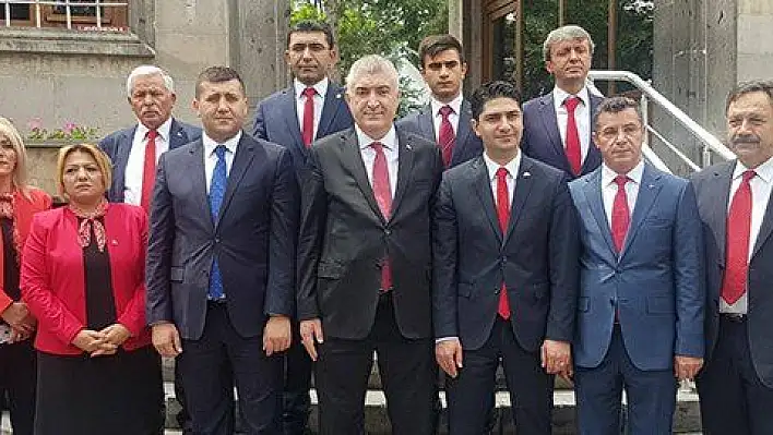 MHP vekil adayları sokak sokak dolaşıyor