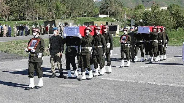 Hakkari'de şehit 2 asker, törenle memleketlerine uğurlandı