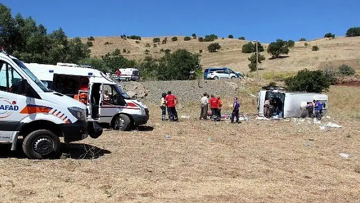 Kapuzbaşı Şelalesi'ne giden otobüs devrildi: 8'i ağır 26 yaralı