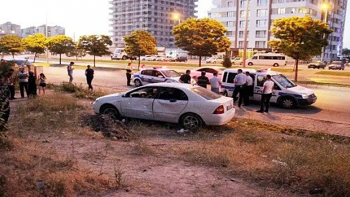 Kaldırımda yürürken otomobil çarptı: 1 ölü, 1 yaralı