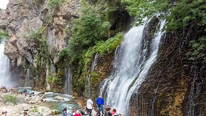 Kapuzbaşı Şelalesi'ne ziyaretçi akını 