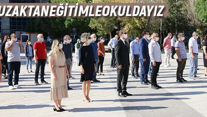 Öğrenciler okullarda okunan 'İstiklal Marşı'na evlerinden eşlik etti