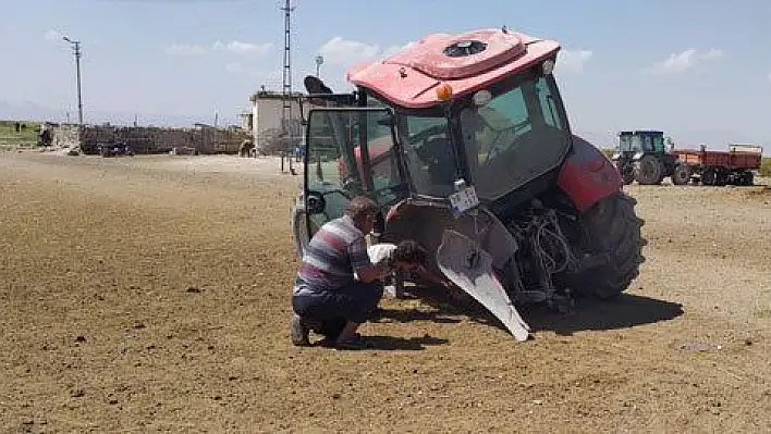 Seyir halindeki traktörün tekerleği çıktı