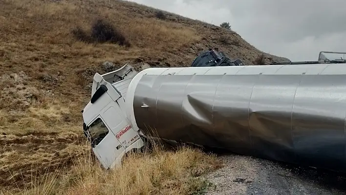 Kayseri - Kahramanmaraş yolu üzerinde tır devrildi!