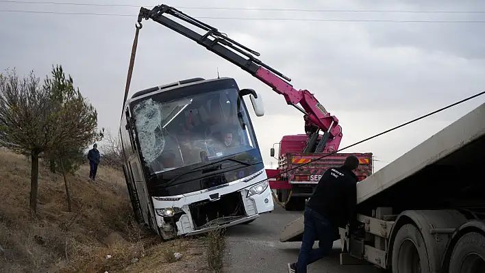 Kayseri-Kırıkkale karayolunda kaza - Otobüs şarampole yan yattı!