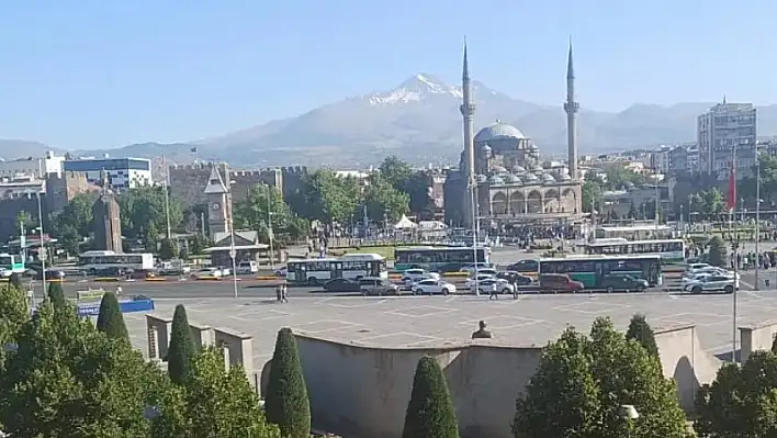Kayseri kısa kısa: Türk Bayrağı, AK Parti, Develi, Cumhuriyet Meydanı...