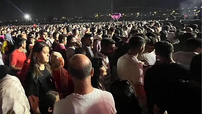 Kayseri konserlerinde dikkat çeken pankart – Her şarkıya özel!
