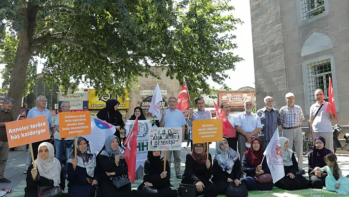 Kayseri meydanında destek için oturma eylemi yaptılar