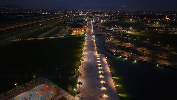 Kayseri Millet Bahçesi'nde yapılan ışıklandırma iskele yoluna renk kattı