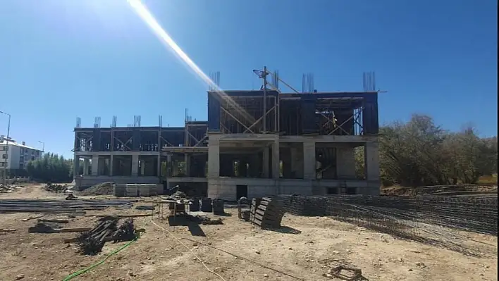 Kayseri'nin depremden en çok etkilenen ilçesi yeni binası ile gündeme geldi