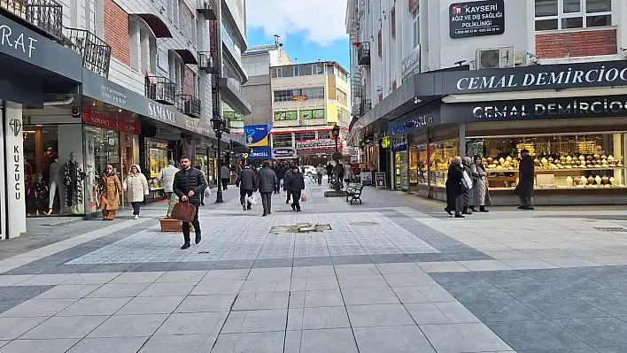 Kayseri'nin en işlek caddesi can güvenliğini tehdit eder hale geldi!