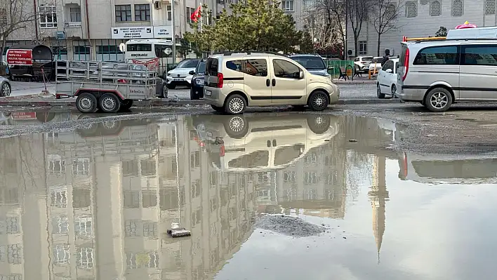 Kayseri'nin göbeğinde Cumhuriyet Meydanı'nda istenmeyen manzaralar tepki topluyor!