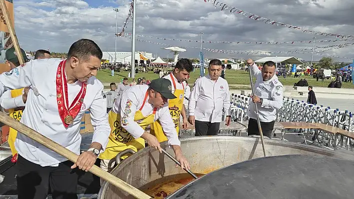 Kayseri'nin lezzet şöleni başladı: 1 ton pastırmalı kuru fasulye dağıtıldı!