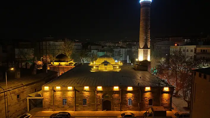 Kayseri'nin simgesi Camii Kebir'de hayran bırakan çalışma