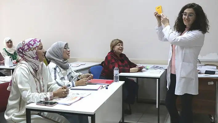 Kayseri'nin 'yabancı gelinleri' Türkçe öğreniyor