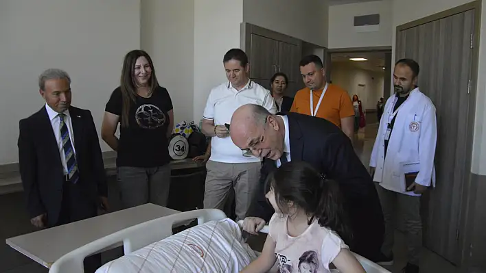 Kayseri Şehir Hastanesi'nde Kızılay'dan çocuklara anlamlı destek!