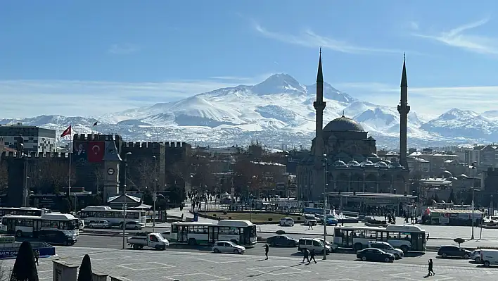 Kayseri şehir merkezinden Erciyes yeniden göründü....