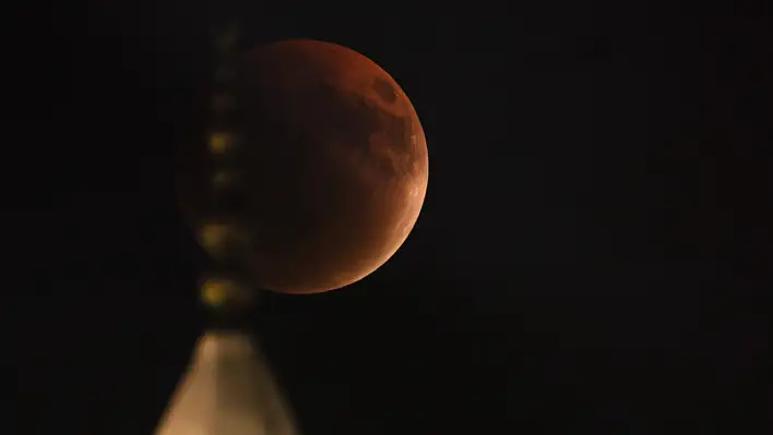 Kayseri semalarında muhteşem gösteri: Kanlı ay tutulması büyüledi!