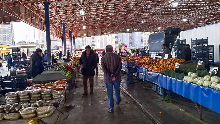 Kayseri semt pazarında şaşırtıcı fiyatlar: Hangi ürün cebimizi yakıyor?