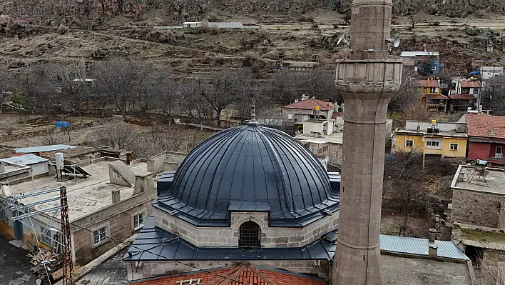 Kayseri - Sivas yolu üzerinde 571 yıldır dimdik ayakta!