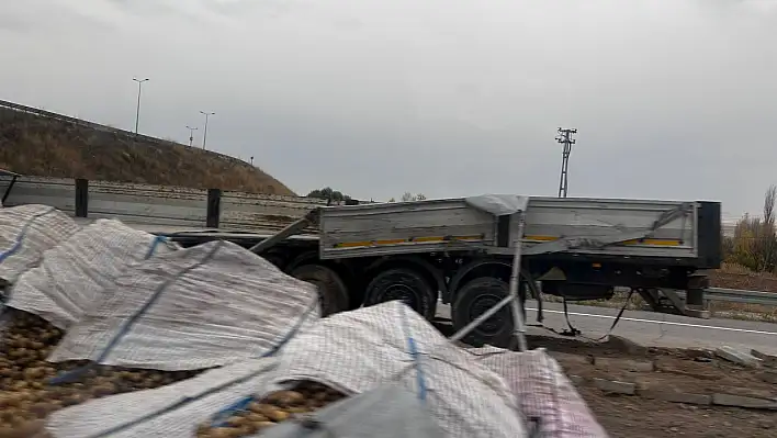 Kayseri Sivas yolunda patates yüklü tır devrildi!
