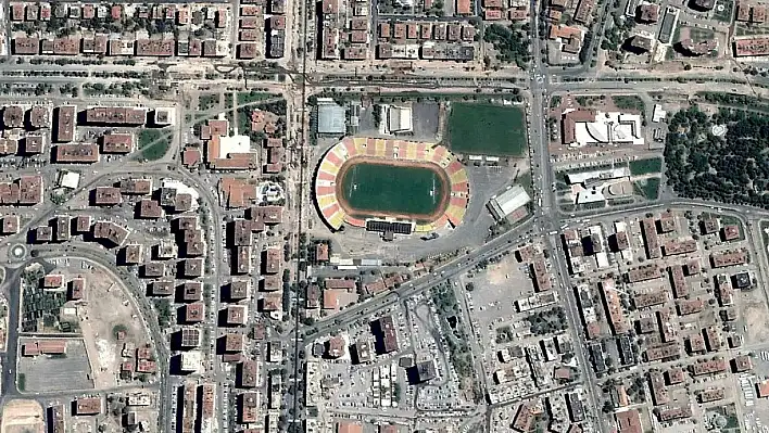 Kayseri Stadyumu'nda aslanların önüne atıldı!