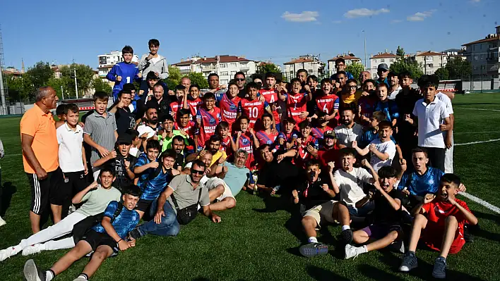Kayseri U13 şampiyonu: Zeki Akparlar FK!
