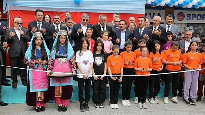 Kayseri Valisi Gökmen Çiçek'e şarkı yaptılar!