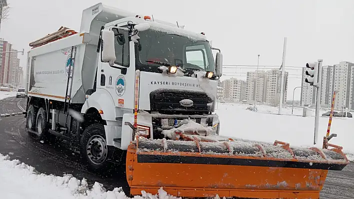 Kayseri'ye ilk kar düştü - Büyükşehir Belediyesi  340 personel ve 130 araç ile sahada...