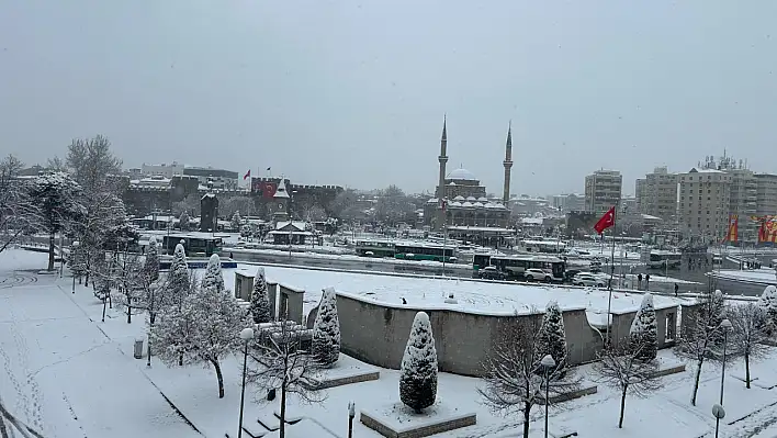 Kayseri yeniden beyaz örtüye büründü: İşte şehir kameralarına yansıyan görüntüler!