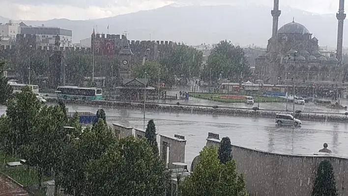 Kayseri'ye aniden sağanak bastırdı