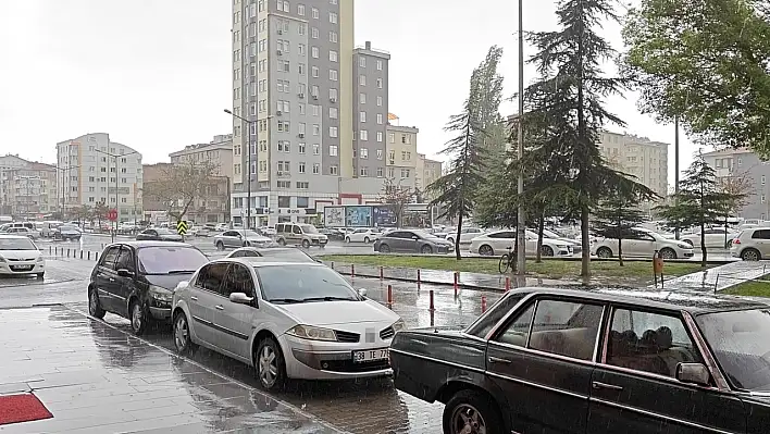 Kayseri'yi sağanak bastırdı!