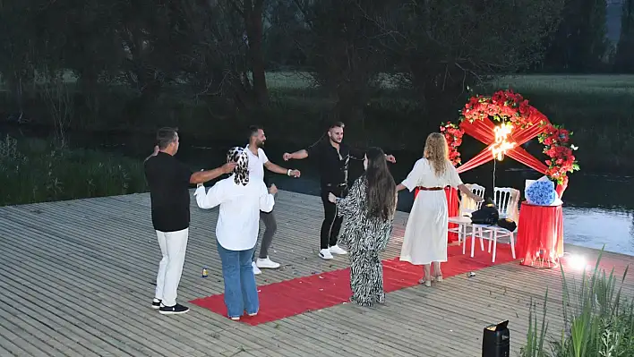 Kayseri Zamantı Irmağı'nda sürpriz evlilik teklifi - Doğaseverlerden tebrik!