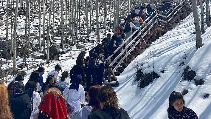 Kayserili 324 öğrenci ile dikkat çeken etkinlik: Poşet poşet toplayıp dönüşüme kazandırdılar!