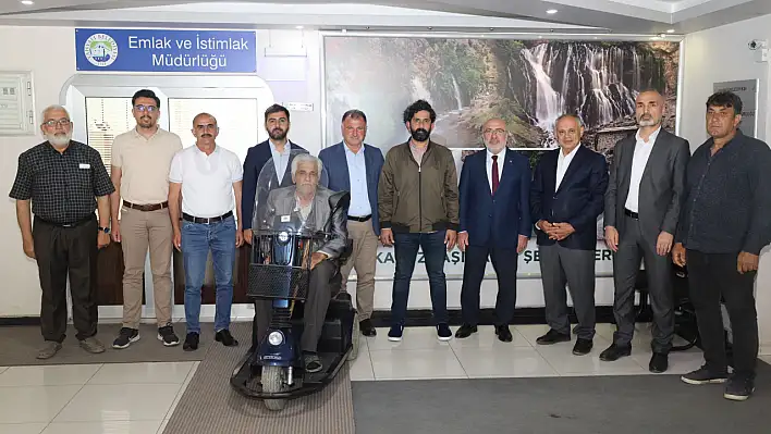Kayserili belediyeden engelli vatandaşa akülü araç desteği