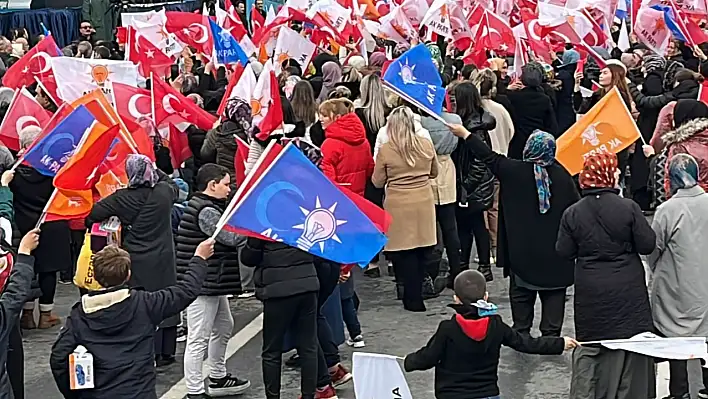 Kayserili çocuklar AK Parti mitinginde dikkat çekti!