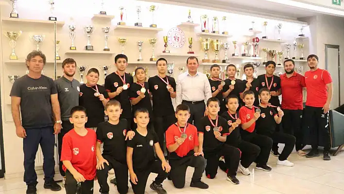 Kayserili minik güreşçiler çok sayıda madalya ile döndü!