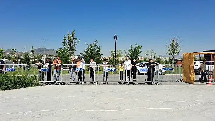 Kayserili öğrenciler gökyüzünde hünerlerini sergiledi!