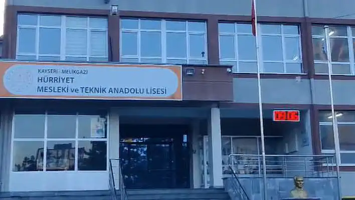 Kayserili öğrenciler teneffüse Ferdi Tayfur'u anarak çıktı...