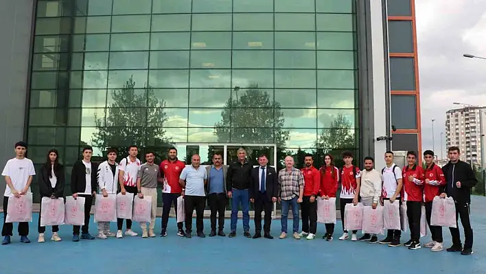 Kayserili Sporcular Madalyalarla Dönerek İl Müdürünü Ziyaret Etti
