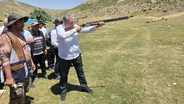 Kayserili vekil tüfekle sahada: Bakın, kime ve neden destek verdi?