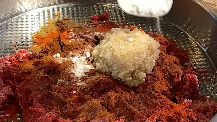 Kayserililer bayramda bunu yapmadan geçmiyor: Tam ölçü sucuk içi tarifi