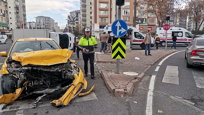 Kayseripark önünde kaza: Çok sayıda yaralı var!