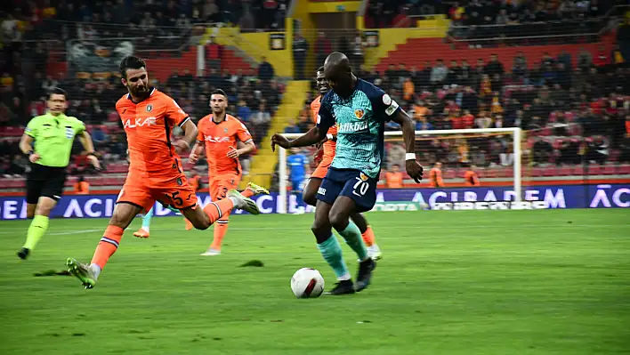 Kayserispor: 0 - RAMS Başakşehir: 0  (İlk yarı)