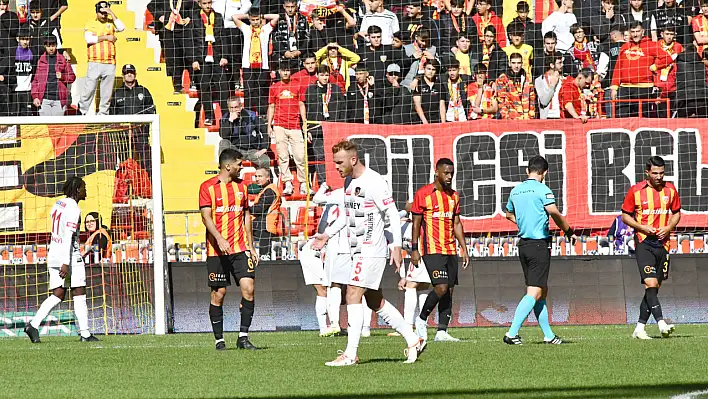 Kayserispor'da hangi oyuncu pas isyanı yaptı? Spor haberleri