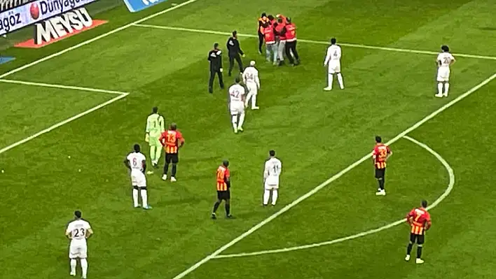 Kayserispor - Galatasaray maçında kavga çıktı! Taraftar sahaya indi