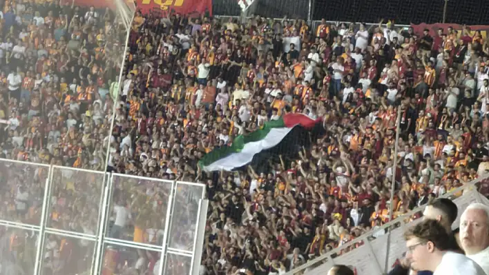 Kayserispor - Galatasaray maçında tribünlerde örnek görüntü