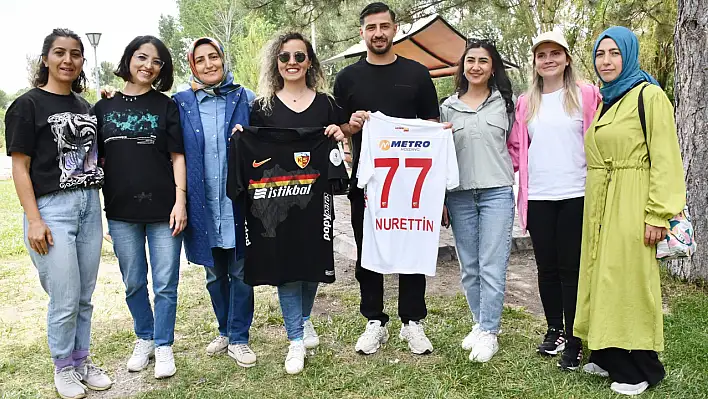 Kayserispor'un genç yıldızı öğrencilerle buluştu