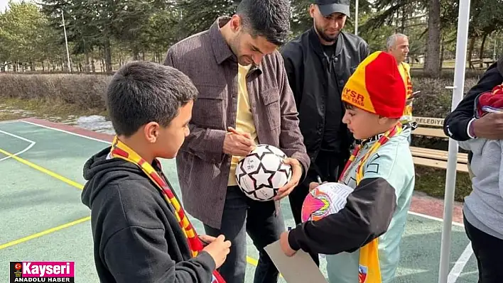 Kayserisporlu futbolcular, depremzede çocukların yüzünü güldürdü